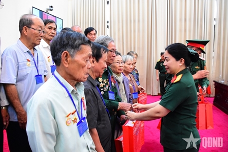 MND meets with national contributors from Dong Thap province